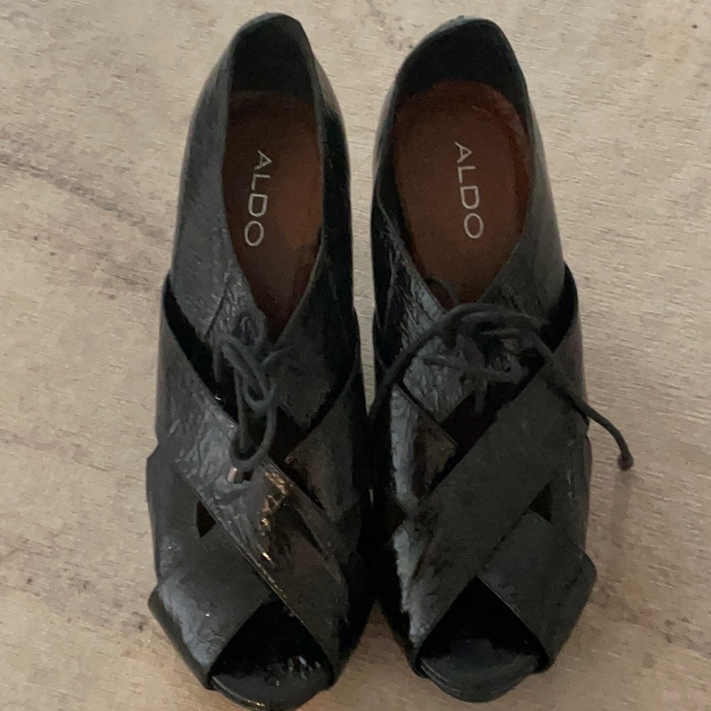 Shiny leather platform sandal